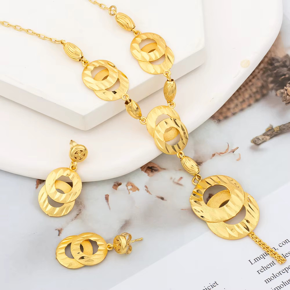Ensemble de bijoux collier et boucles d'oreilles longs couleur or, boucles d'oreilles et collier en