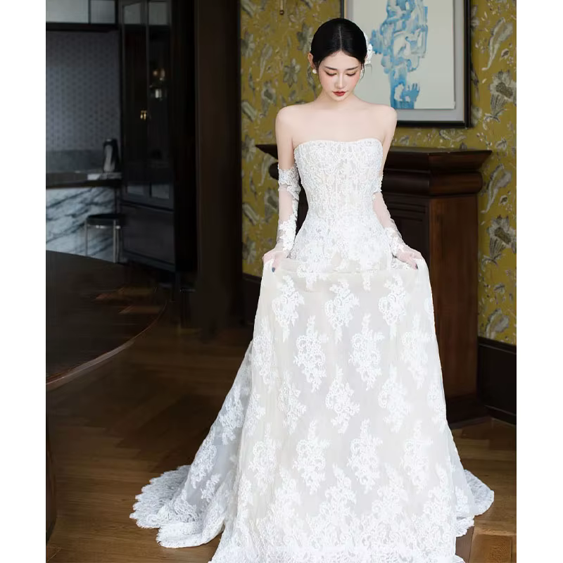Robe de mariée trapèze, sans manches, sans bretelles, avec des appliques, dos nu, longue queue, prin
