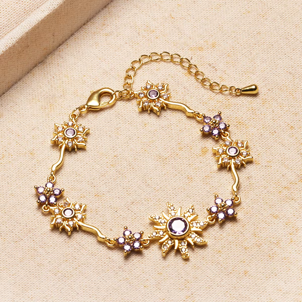 Bracelet Fleur de Tournesol Incrusté de Zircons Scintillants, un Bijou d'Accessoire de Luxe Léger Ad