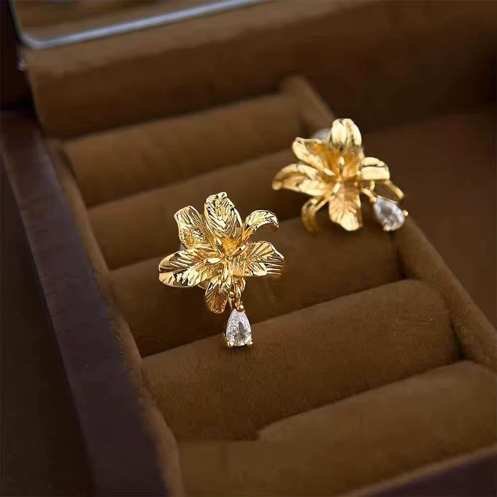 Boucles d'oreilles légères de luxe en forme de fleur de lys brossée pour femmes, élégantes, en crist