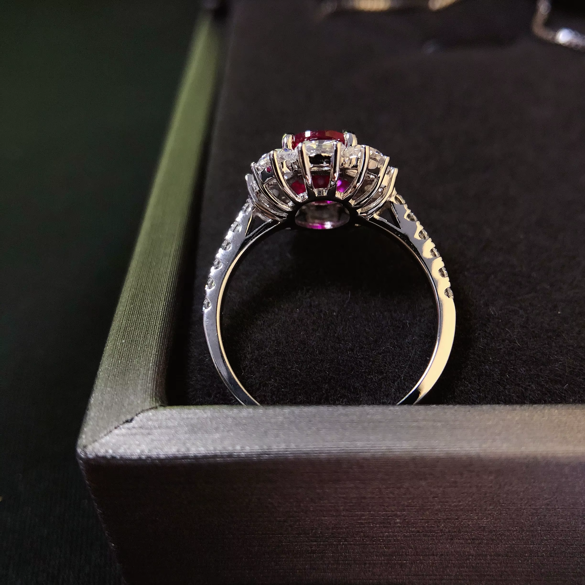 Bague de fiançailles en diamant rouge rubis cultivé en laboratoire, coupe ovale de 2Ct, or blanc 18K