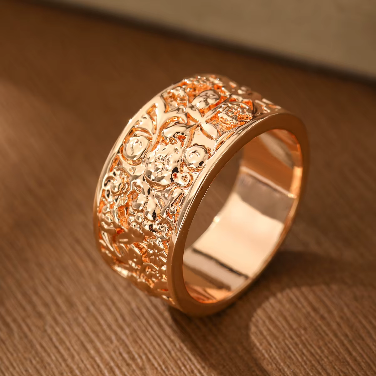 Bague en cuivre de style rétro à motif floral en relief, un bijou féminin adapté aux événements form