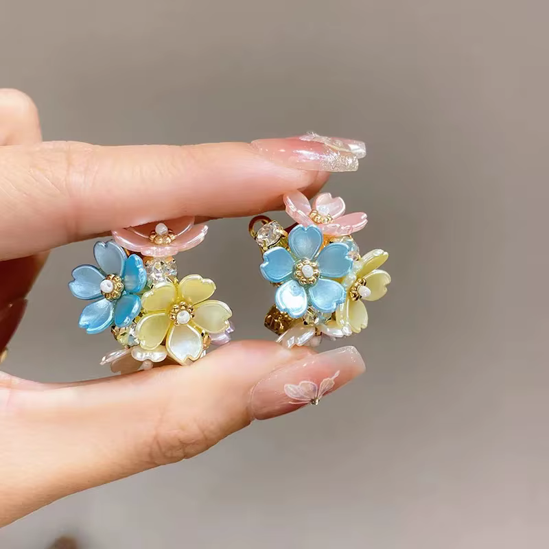 Boucles d'oreilles élégantes en perles et pétales, design floral coloré et simple, sensation de luxe