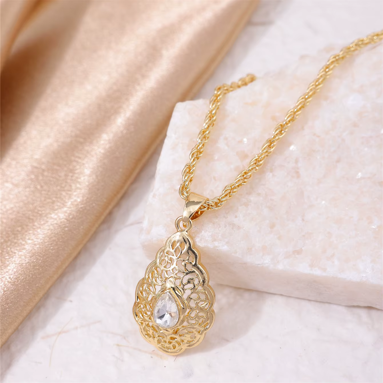Pendentif en cristal en forme de goutte d'or, collier de mariage classique préliminaire