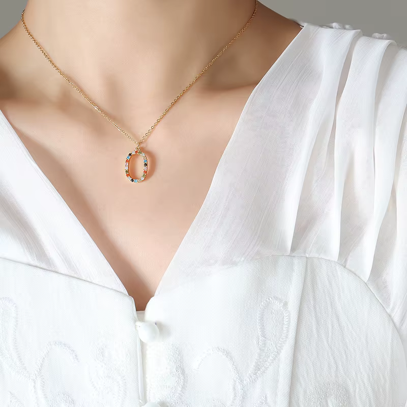 Collier avec pendentif lettre O incrusté de zircone colorée pour femmes, étanche, sans ternissement,
