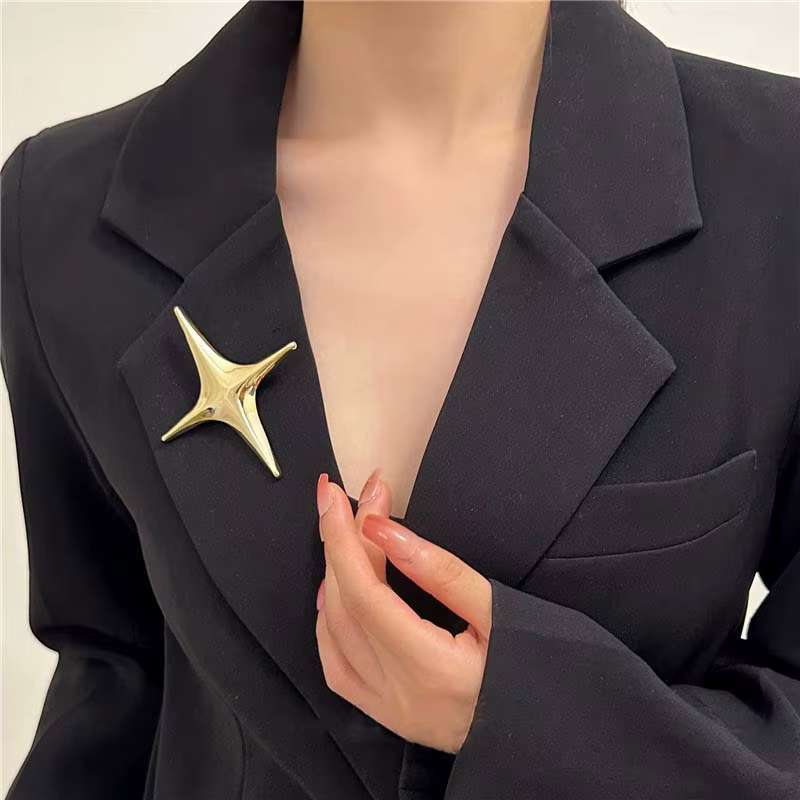 Nouvelles Broches Rondes Tendance Or et Argent 2026 pour Femmes – Bijou Minimaliste en Métal Plié Ir