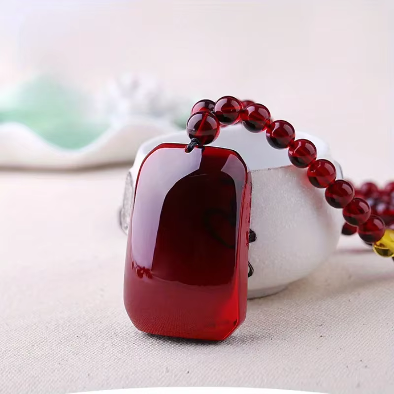 Collier élégant avec pendentif en résine d'ambre rouge sang, bijoux de style ethnique