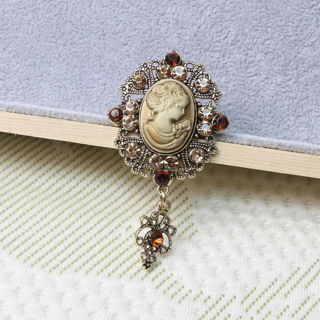 Broche de conception de tête de beauté de luxe baroque pour hommes et femmes, accessoires de bijoux,