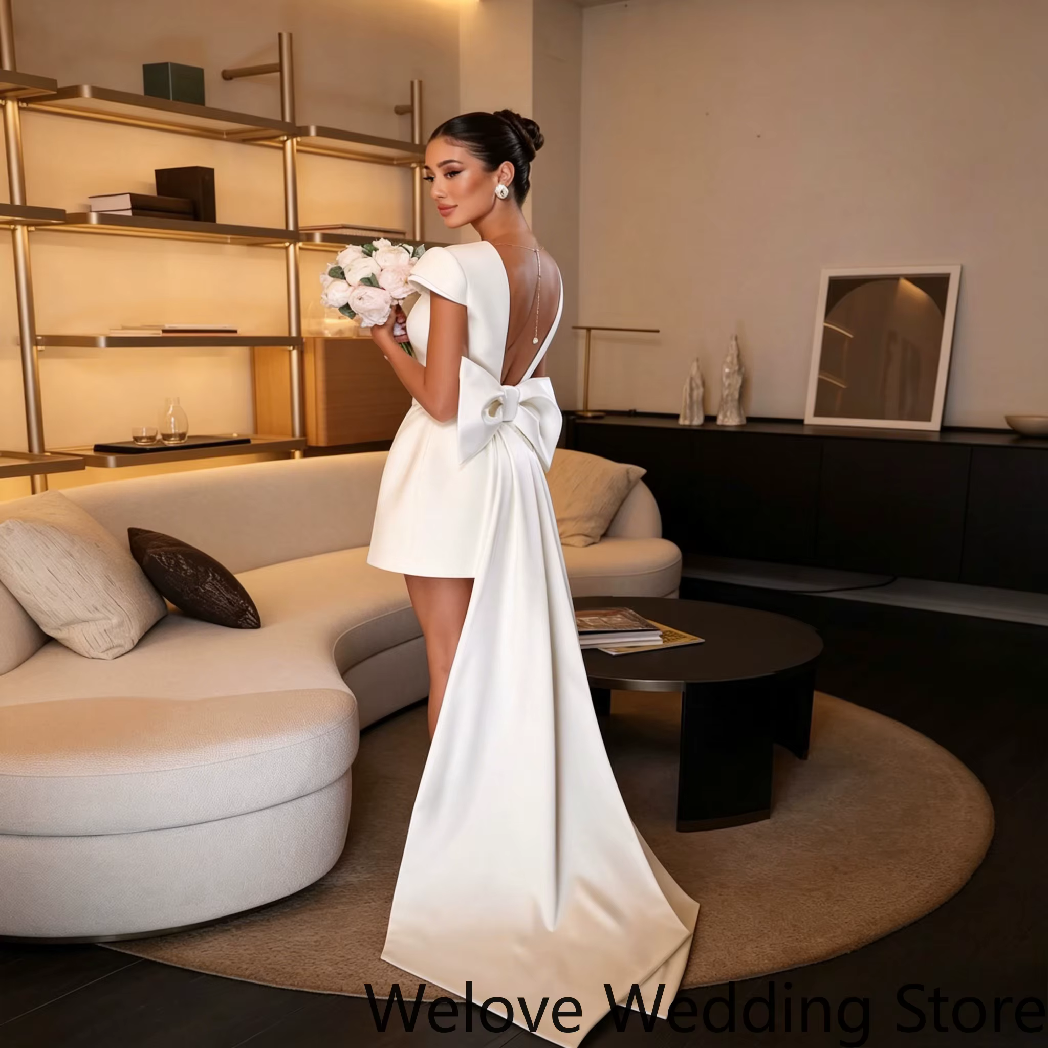 Robe de mariée courte minimaliste avec jupe droite mini, décolleté en V profond, dos ouvert et ferme
