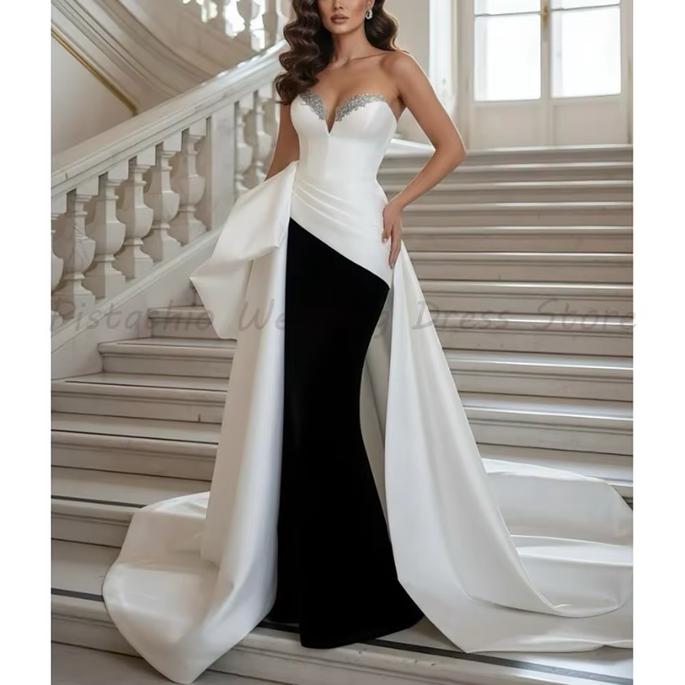 Robe de mariée sirène bustier en satin, coupe cœur, ornée de perles, bicolore noir et blanc, avec nœ