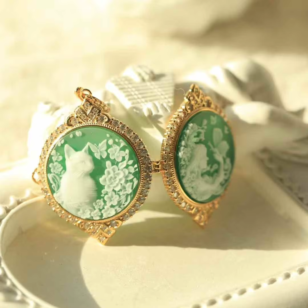 Pendentif de style sachet double face série camée d'agate avec motifs floraux de chat et de fée en r