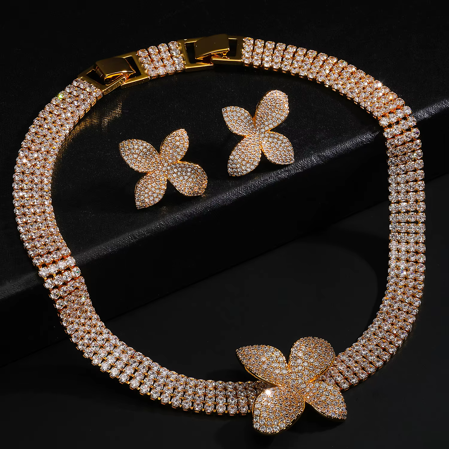 Ensemble de bijoux de luxe en or avec fleur, collier ras du cou et boucles d'oreilles clous scintill