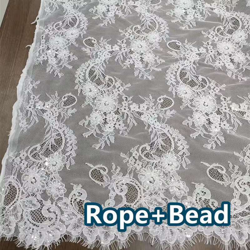 3 mètres, tissu brodé de paillettes et de perles transparentes, neuf. Tissus en dentelle française p