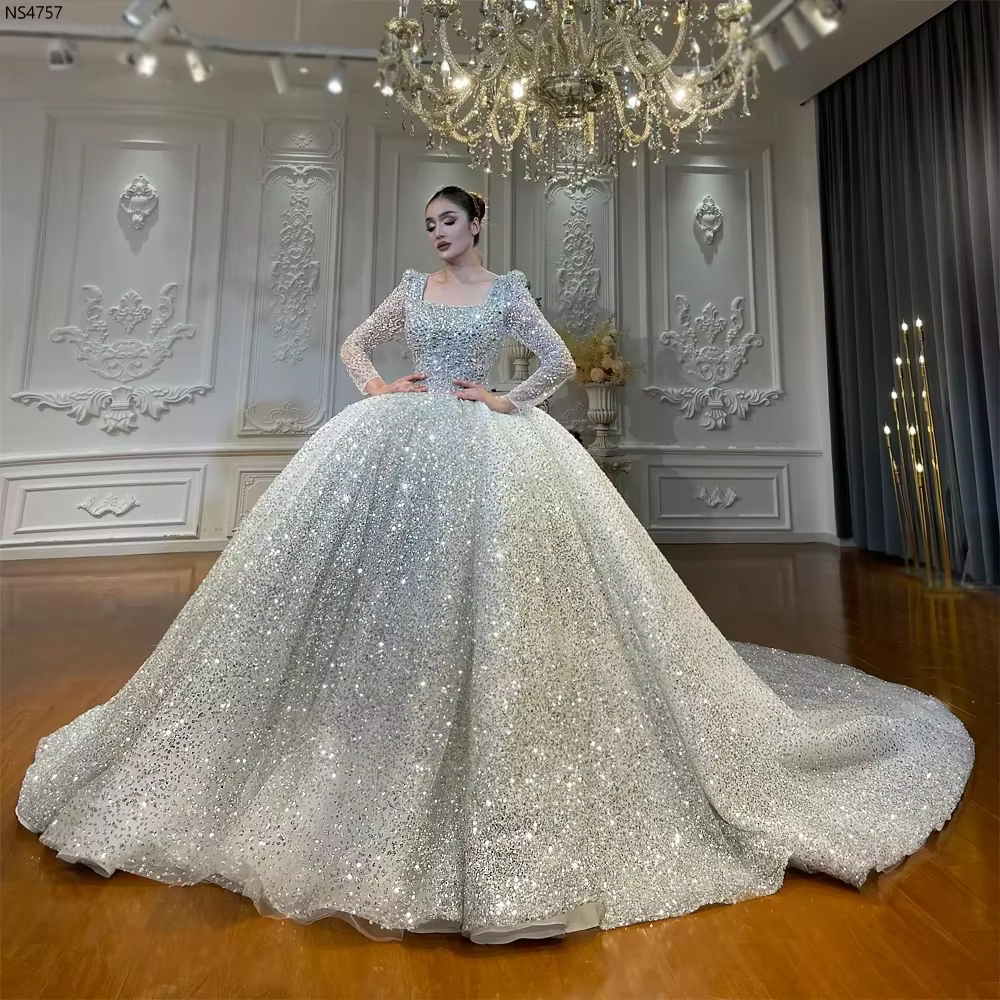 Robe de mariée élégante en dentelle à manches longues, style princesse, épaules dénudées, décolleté 