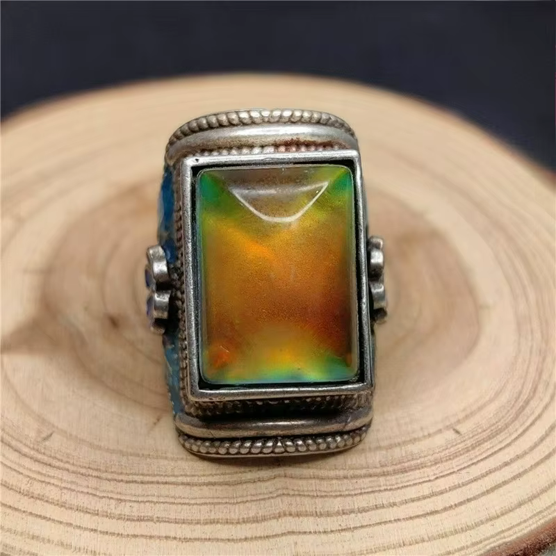 Bague vintage en argent tibétain incrustée de pierres précieuses naturelles changeantes de couleur, 