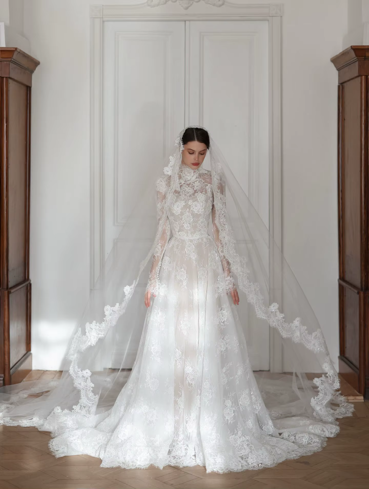 Robe de mariée de luxe personnalisée en dentelle coupe trapèze, col montant, manches longues, avec t