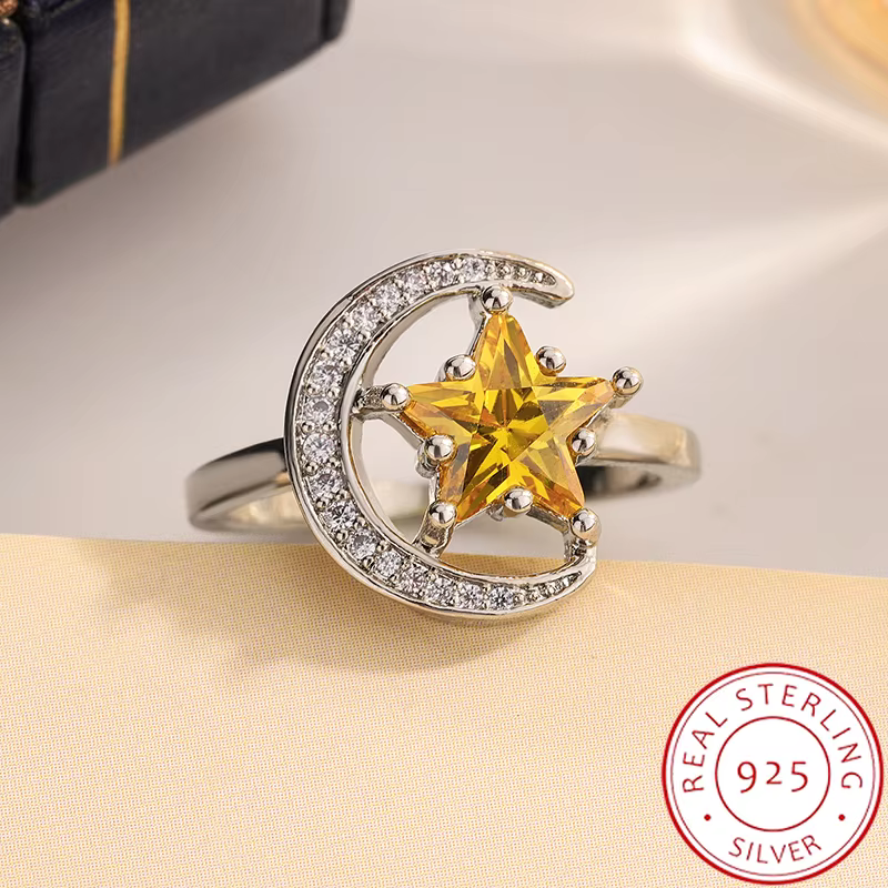 Bague étoile dorée et lune CZ pour femme |   Conception céleste en zircone jaune |   Plaqué argent 9
