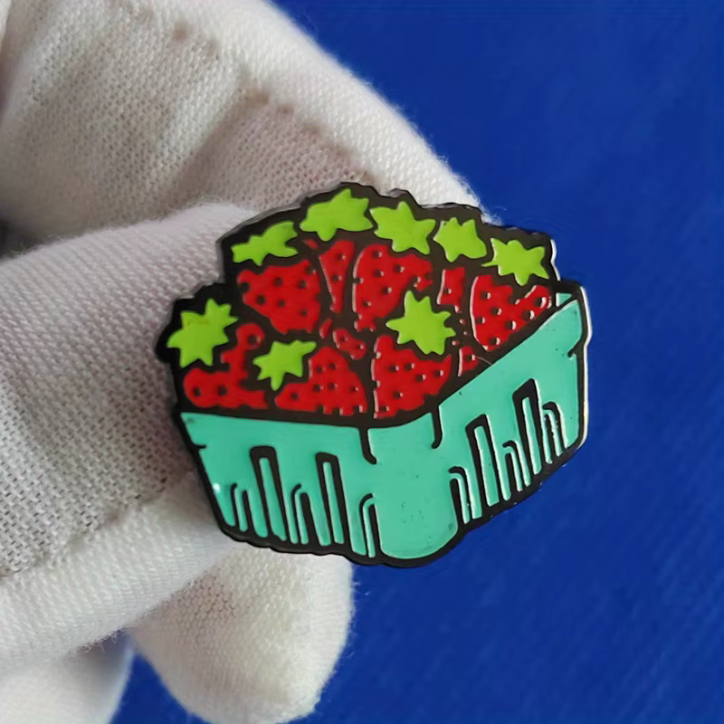 Broche de fruits panier de fraises, Badge en émail mignon, accessoire de bijoux, cadeau