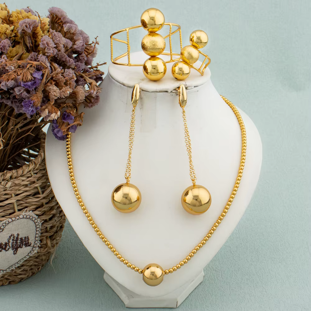 Ensemble de bijoux plaqués or 18 carats