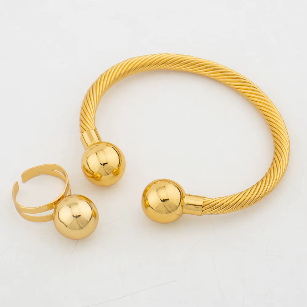 Ensemble de bijoux plaqués or 18 carats
