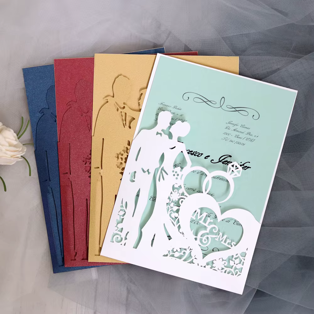 Anneaux de cartes d'invitation de mariage découpés au laser