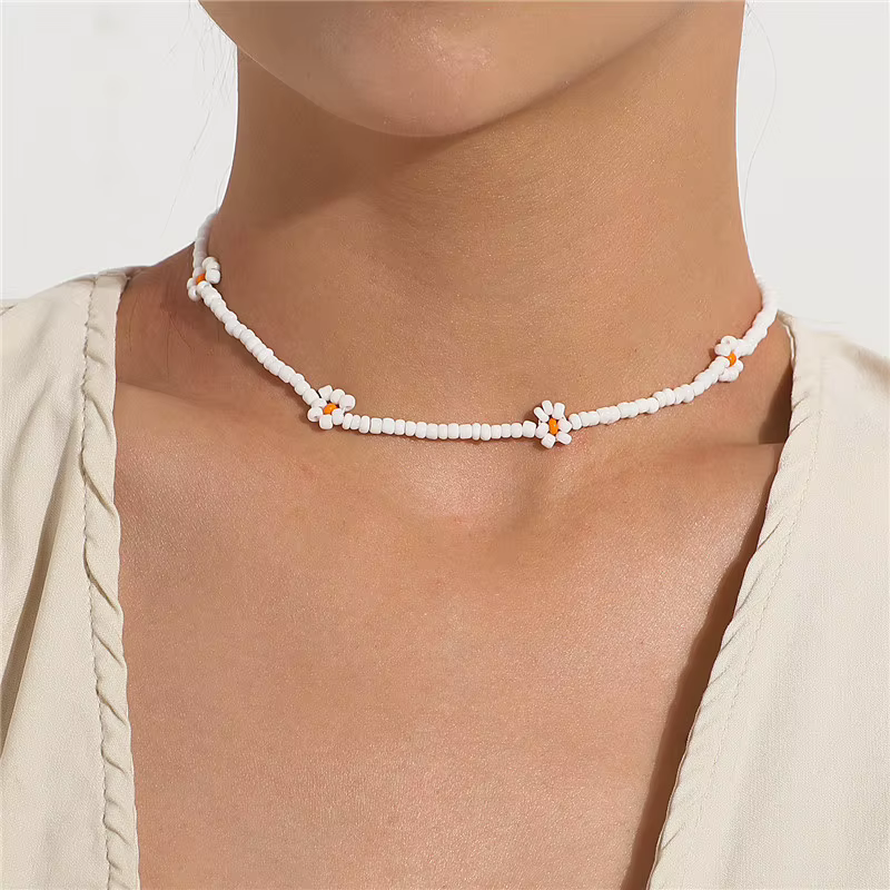 Collier ras du cou perlé fait à la main