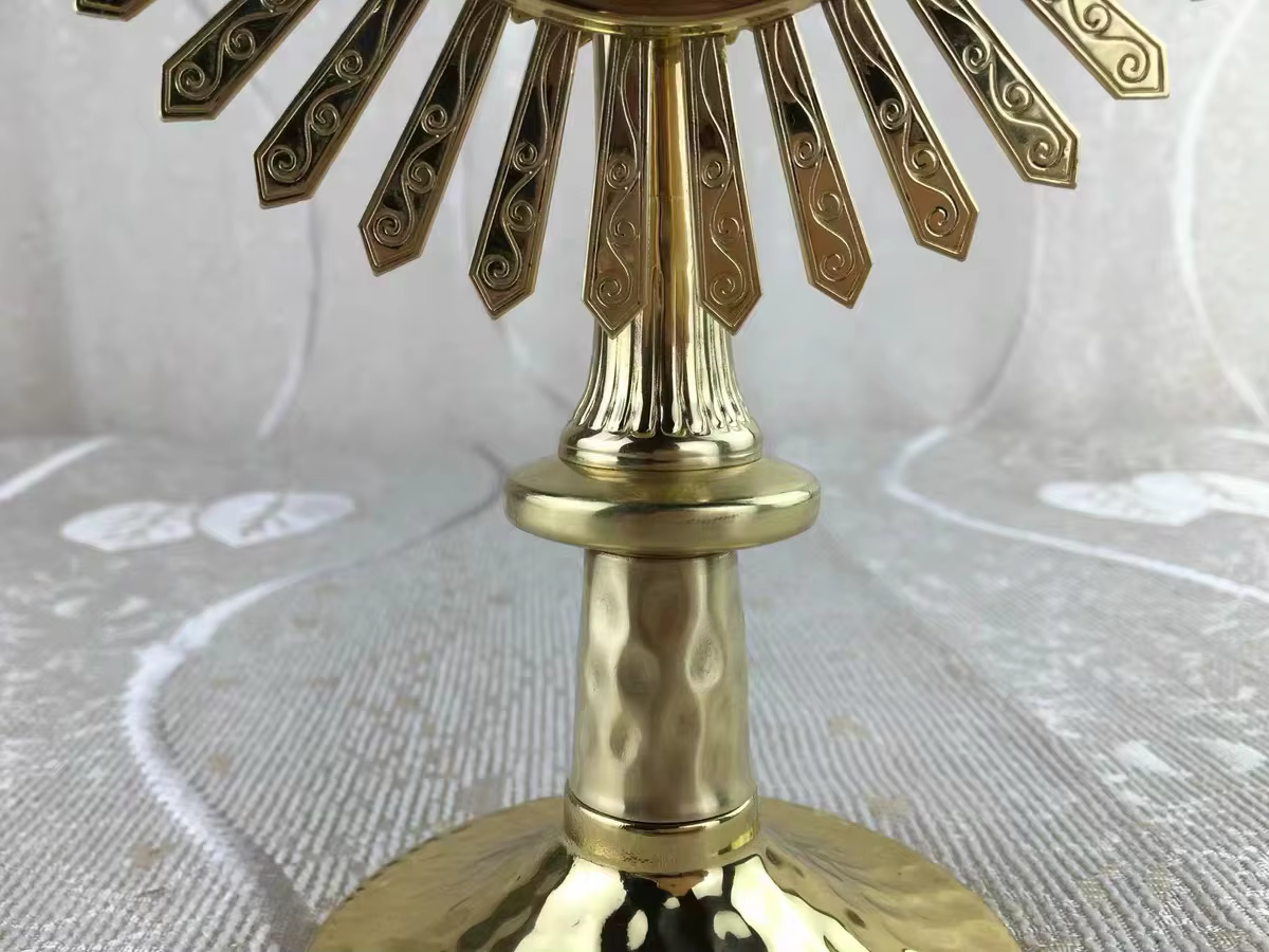 Monstrance catholique en laiton avec rayons et croix bourgeonée