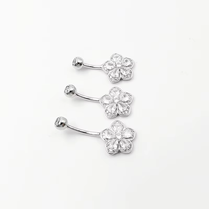 Piercing en forme de fleur pour nombril