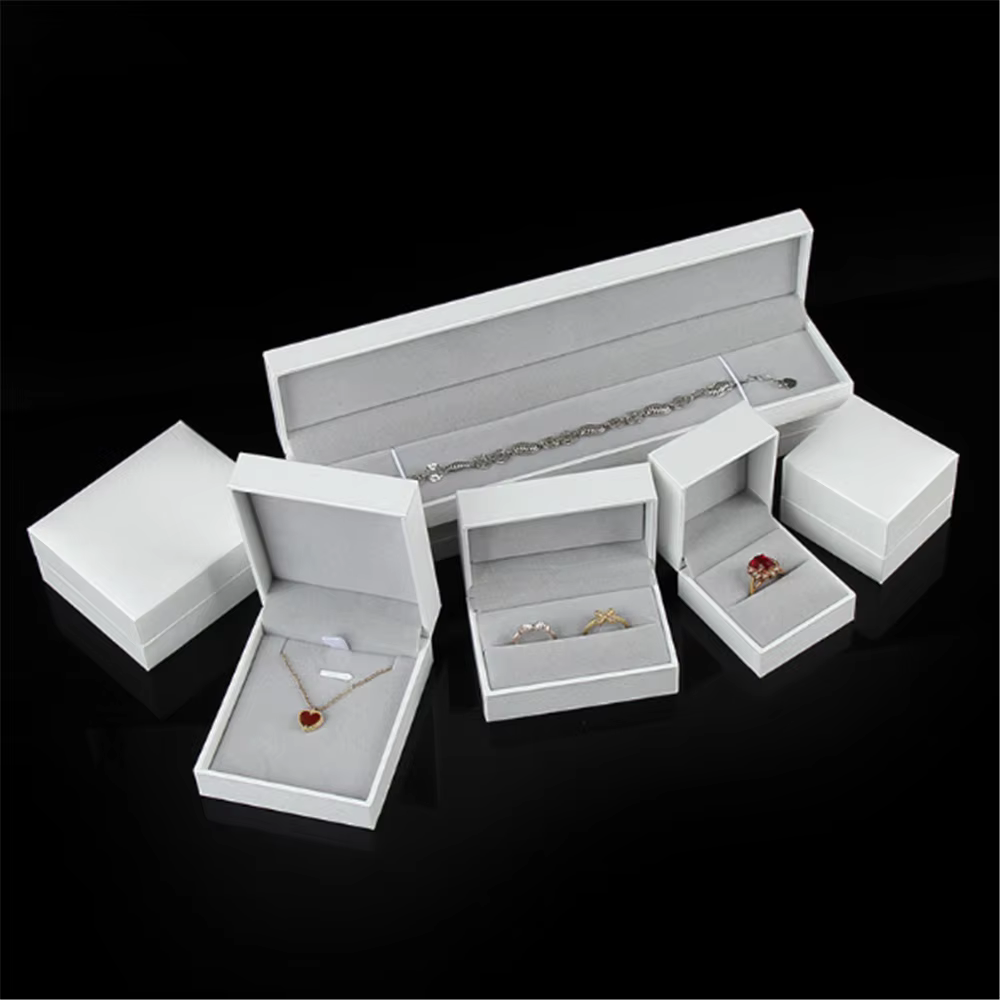 Boîte à bijoux en papier en cuir blanc