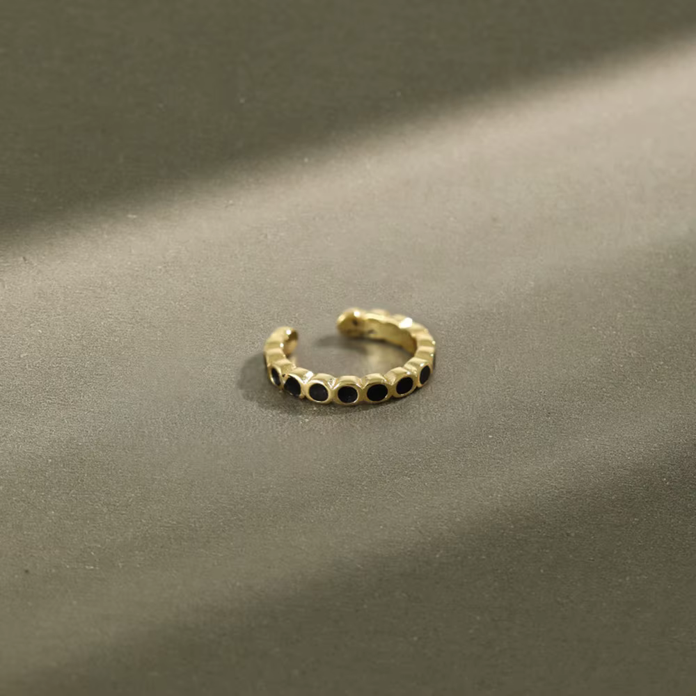 Manchette d'oreille en émail noir en argent regardé 925