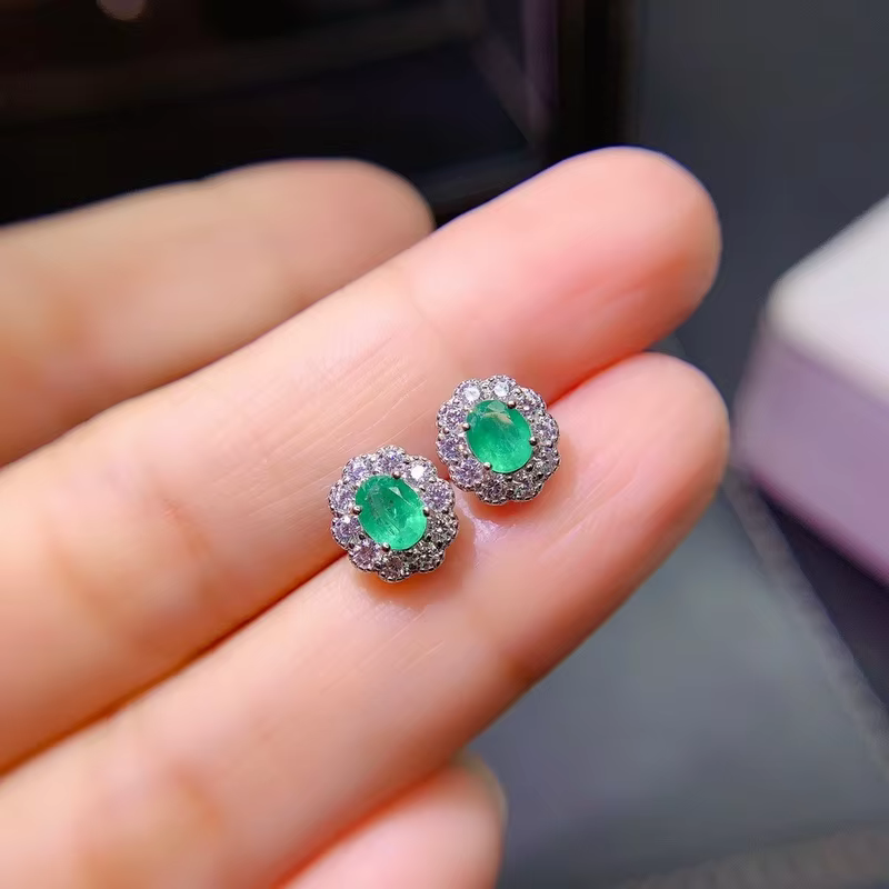 Boucles d'oreilles en forme d'émeraude naturelle