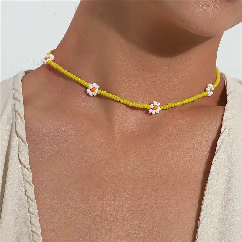 Collier ras du cou perlé fait à la main