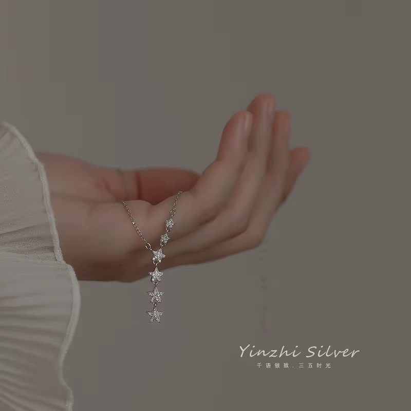 Collier étoile avec pendentif pompon en argent 2021