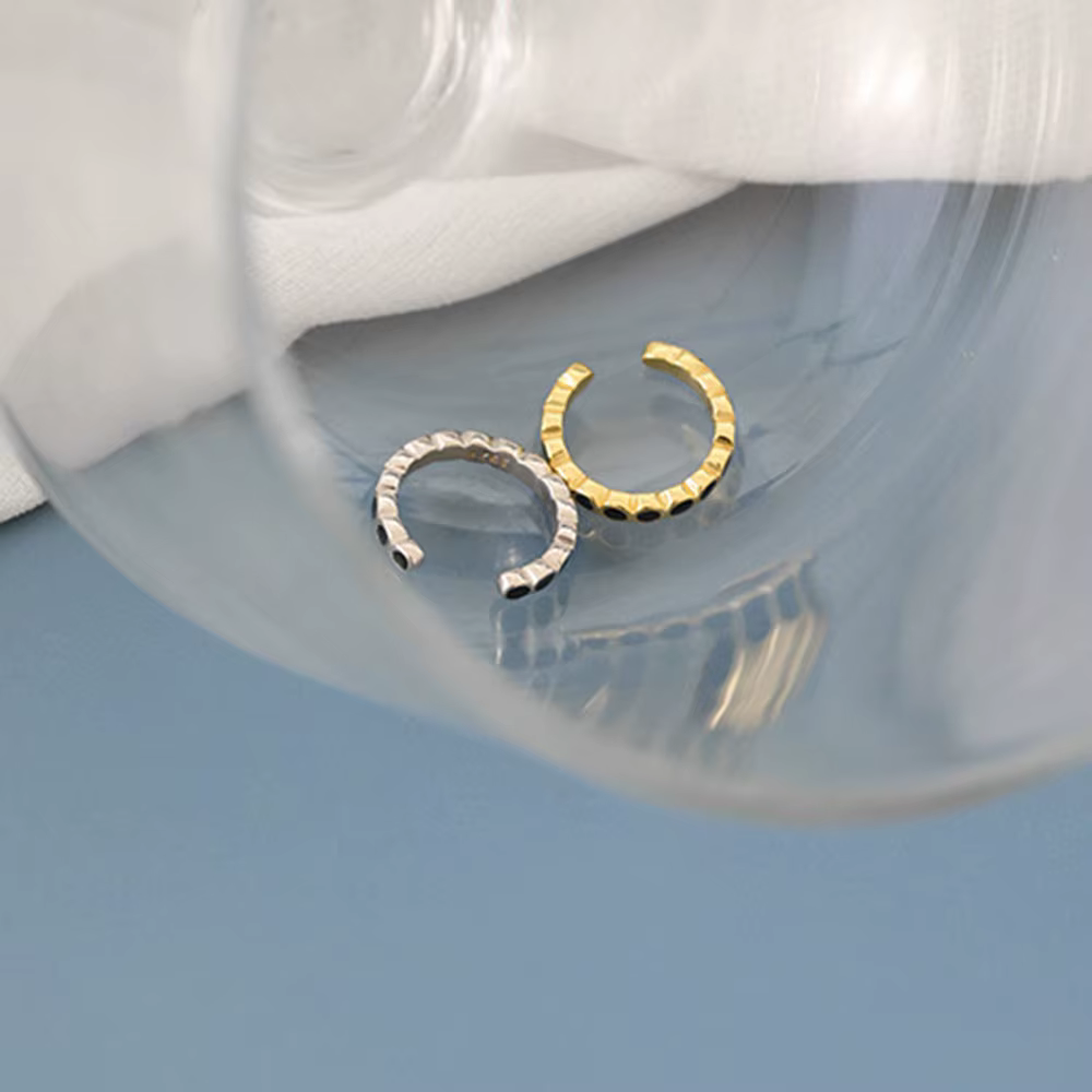 Manchette d'oreille en émail noir en argent regardé 925