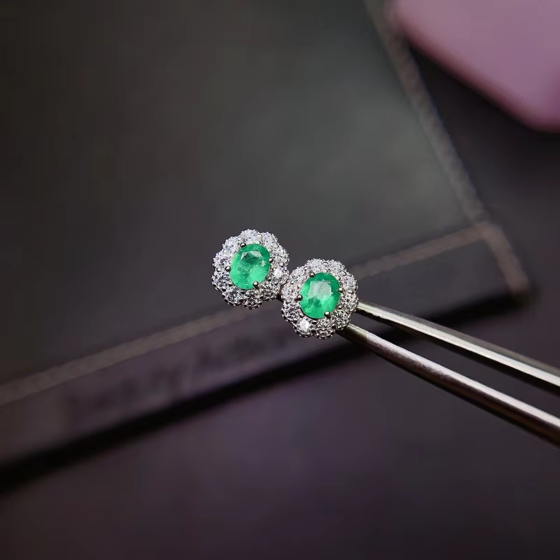 Boucles d'oreilles en forme d'émeraude naturelle