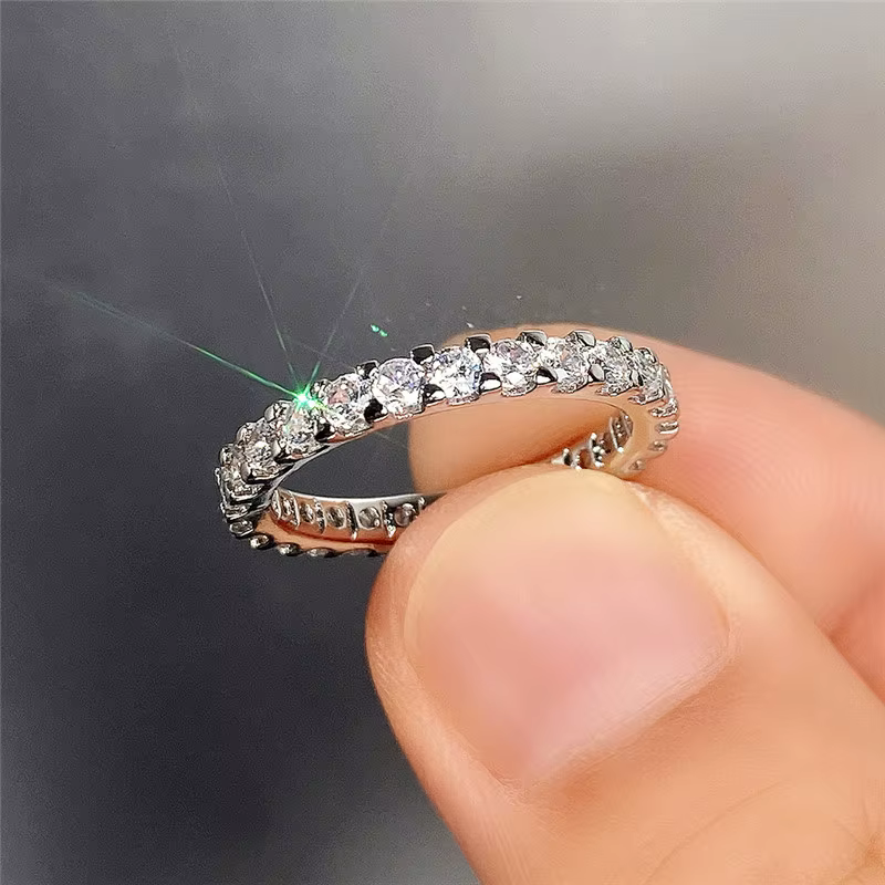 Huitan Bling Bling bagues de promesse avec ronde CZ délicate bague de mariage discrète pour les femmes de haute qualité couleur argent bijoux à la mode