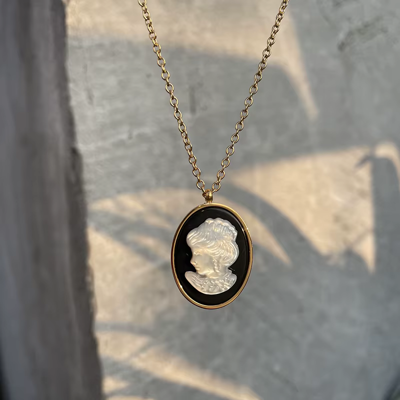 Amaiyllis Collier ras du cou en or 18 carats