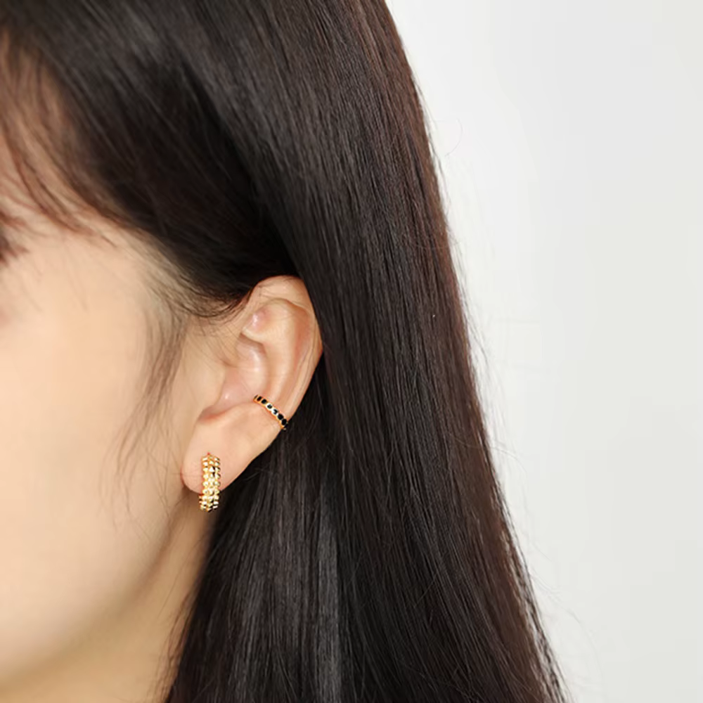 Manchette d'oreille en émail noir en argent regardé 925