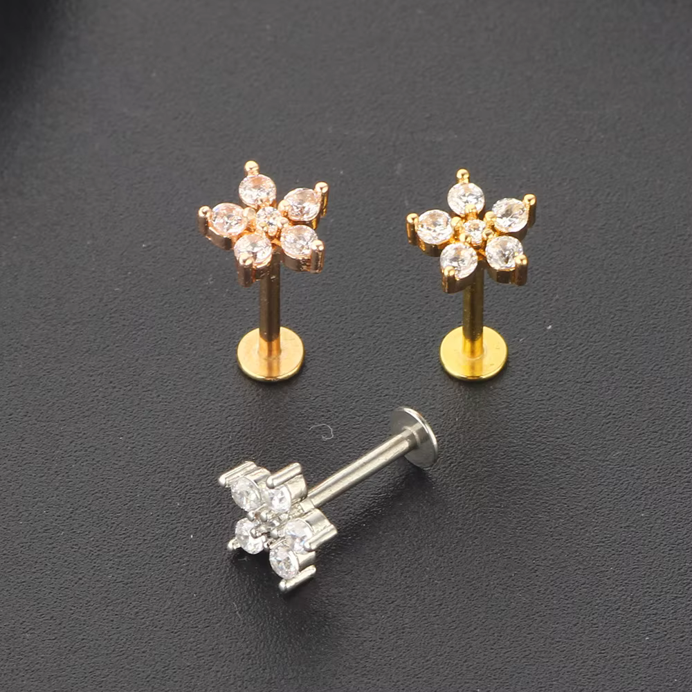 Boucle d'Oreille Plate pour Piercing Tragus avec Fleur en Cristal