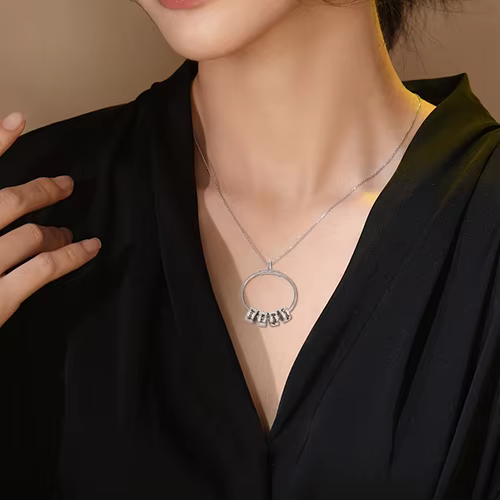 Collier de perles avec noms de famille personnalisés pour femmes