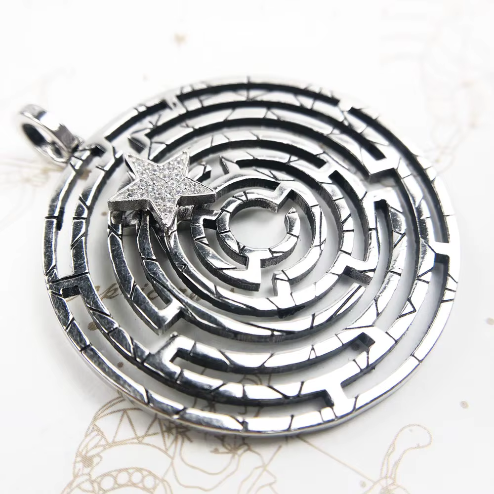 Pendentif labyrinthe avec étoile mobile