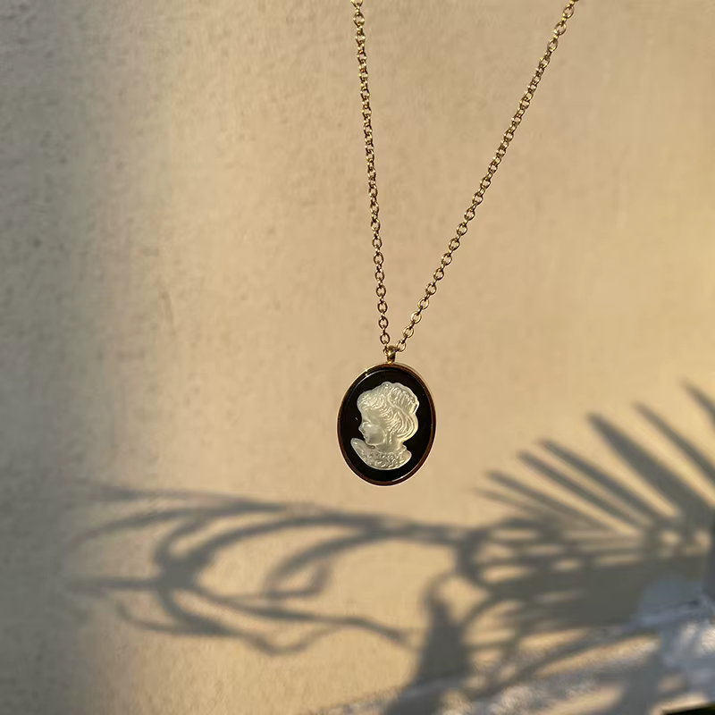 Amaiyllis Collier ras du cou en or 18 carats