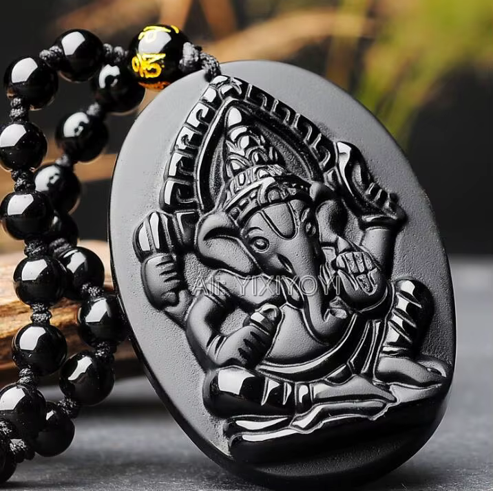 Beau pendentif en obsidienne noire naturelle sculptée à la main