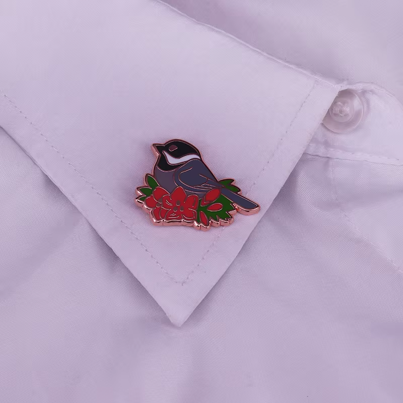 Broche à revers en émail