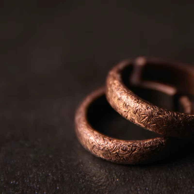 Bague en cuivre massif à Texture traitée à la main