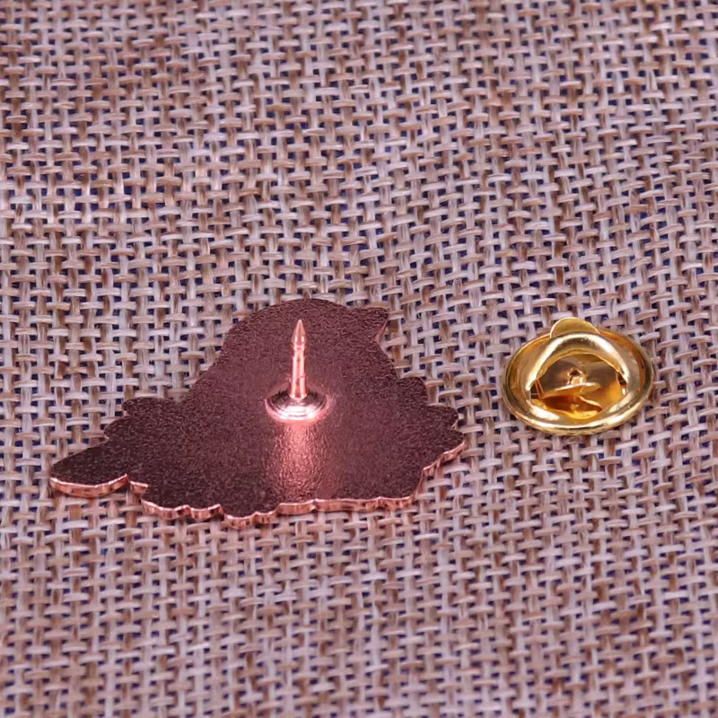 Broche à revers en émail