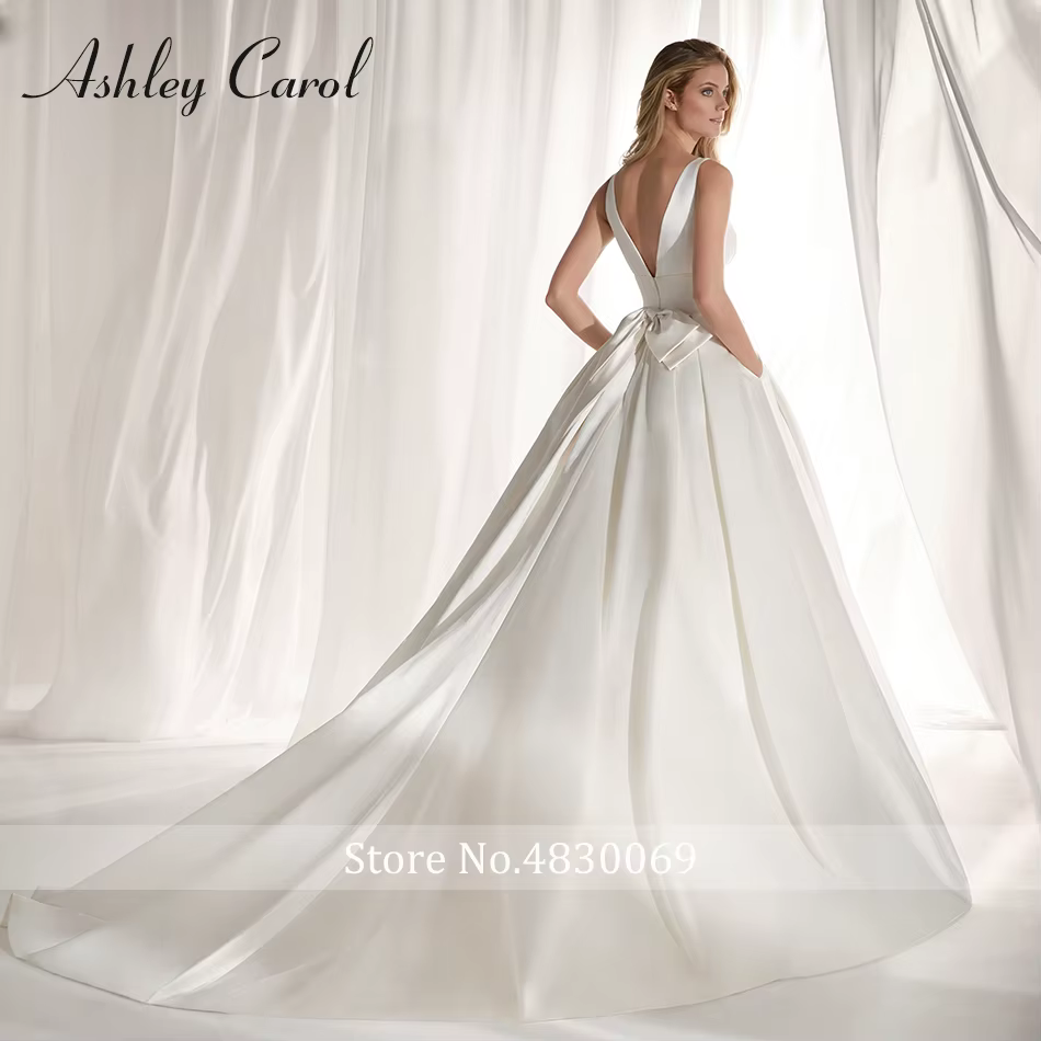 Robe de mariée en satin sexy à décolleté plongeant en V