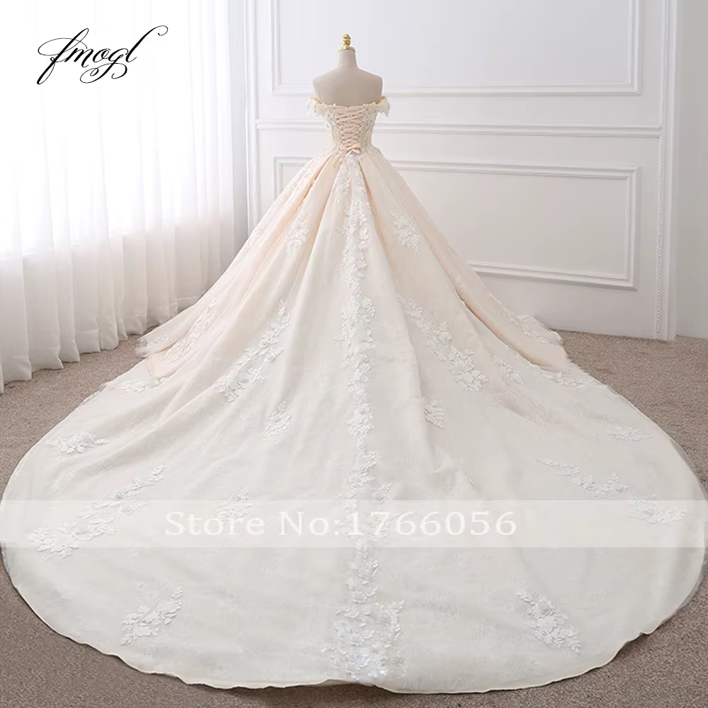 Robe de mariée en dentelle perlée avec train royal personnalisé