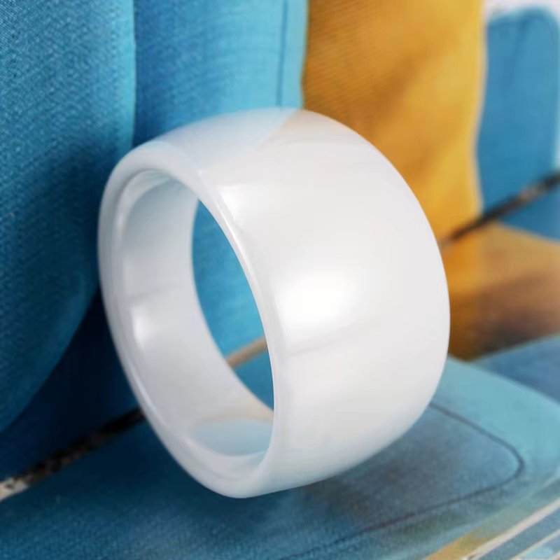 Bague en céramique incurvée lisse