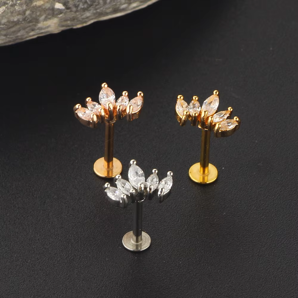 Boucle d'Oreille Plate pour Piercing Tragus avec Fleur en Cristal